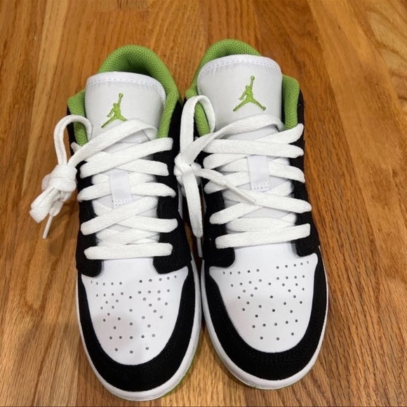 5.5W Air Jordan 1 Low SE Floral Vines (GS) Size 4 youth (5.5 women’s) - Picture 5 of 8